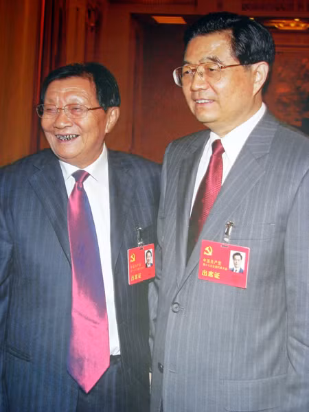 Ông Vũ Nhân Bảo (trái) đứng cạnh Chủ tịch nước Trung Quốc Hồ Cẩm Đào