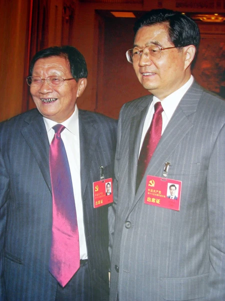 Ông Vũ Nhân Bảo (trái) đứng cạnh Chủ tịch nước Trung Quốc Hồ Cẩm Đào