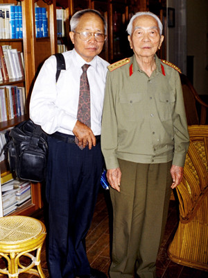 Tác giả Nguyễn Văn Kự chụp ảnh cùng Đại tướng Võ Nguyên Giáp. Ảnh do nhân vật cung cấp