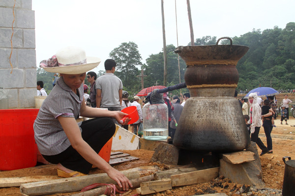 Nấu rượu ngay tại chợ