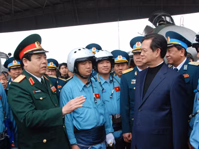 Thủ tướng với cán bộ chiến sĩ Đoàn không quân Yên Thế 