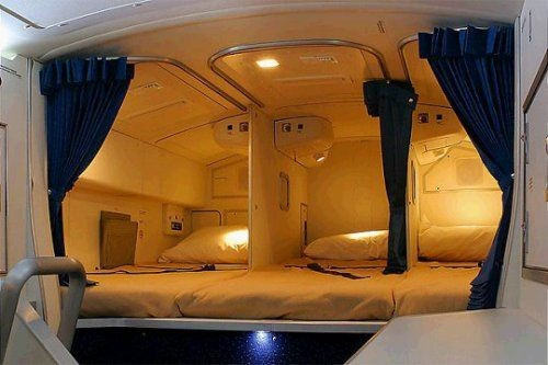 Thì ra giường ngủ của nữ tiếp viên là như thế này đây, nó được phân chia bằng vách ngăn gỗ nhưng trông vẫn rất thoải mái. Thì ra giường ngủ của nữ tiếp viên là như thế này đây, nó được phân chia bằng vách ngăn gỗ nhưng trông vẫn rất thoải mái