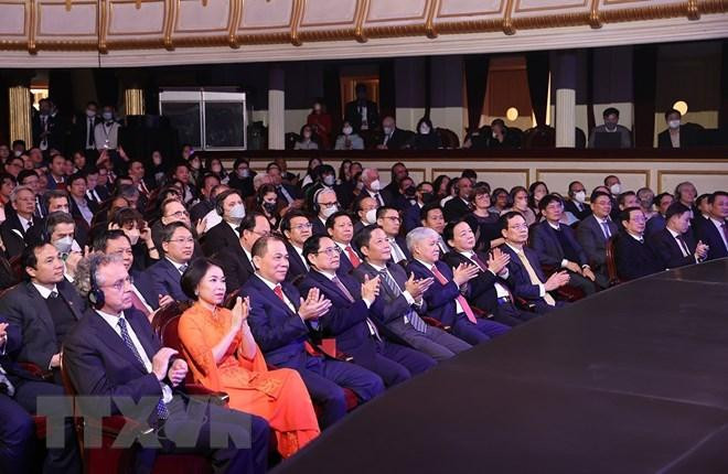 Thủ tướng Phạm Minh Chính và các đại biểu tham dự Lễ trao giải thưởng VinFuture. (Ảnh: Dương Giang/TTXVN)