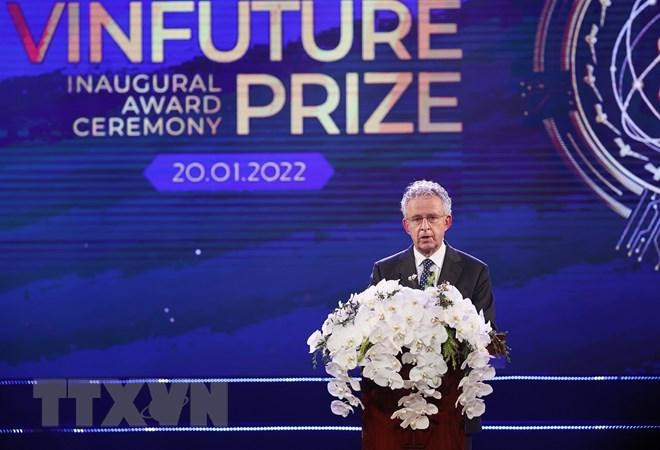 Chủ tịch Hội đồng Giải thưởng VinFuture - Giáo sư Sir Richard Henry Friend phát biểu. (Ảnh: Dương Giang/TTXVN)