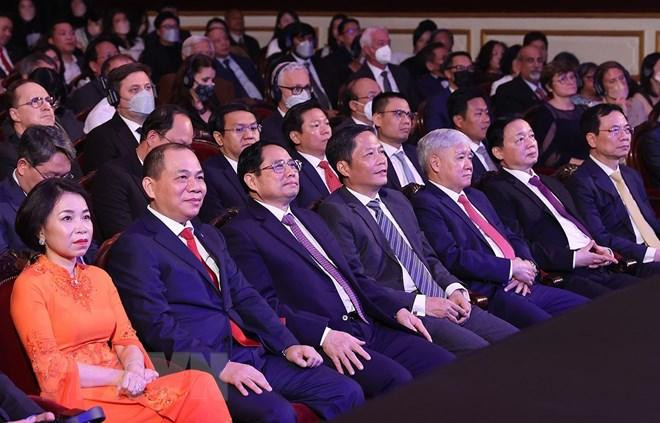 Thủ tướng Phạm Minh Chính và các đại biểu tham dự Lễ trao giải thưởng VinFuture. (Ảnh: Dương Giang/TTXVN)