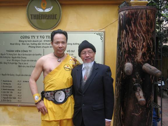 Lương y - dược sĩ Đào Kim Long (bên phải) và học trò - võ sư Nguyễn Khắc Chương. Ảnh: H.N.N