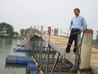 Ông Bôn trên mé cầu phao tự tay mình xây dựng. Ông Bôn trên mé cầu phao tự tay mình xây dựng