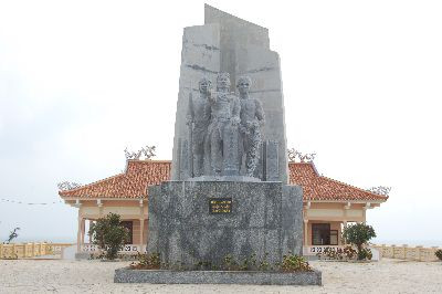  Tượng đài Hải đội Hoàng Sa ở Lý Sơn (Nguồn: TTXVN)