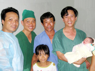 Bé Trường Xuân ngày chào đời. Ảnh do bác sĩ Nguyễn Hà Ngọc (thứ 2 từ trái qua) cung cấp. Bé Trường Xuân ngày chào đời. Ảnh do bác sĩ Nguyễn Hà Ngọc (thứ 2 từ trái qua) cung cấp