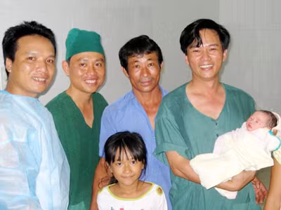 Bé Trường Xuân ngày chào đời. Ảnh do bác sĩ Nguyễn Hà Ngọc (thứ 2 từ trái qua) cung cấp