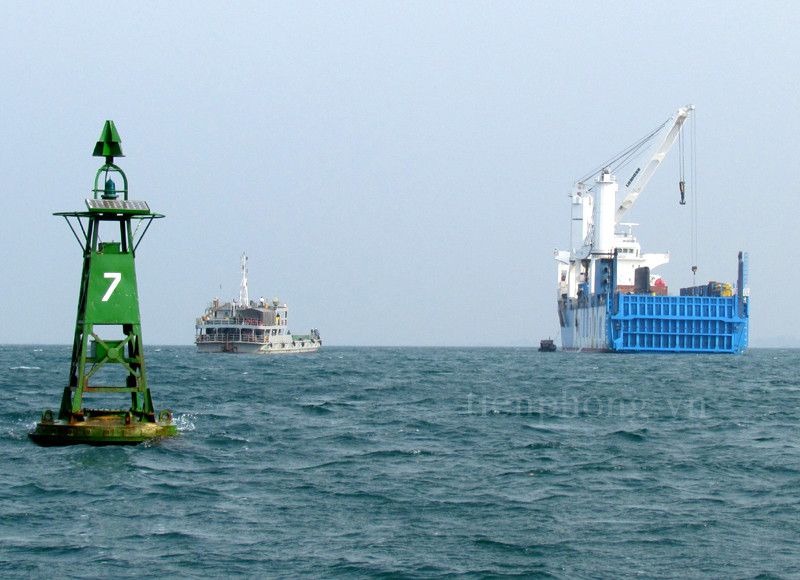 Tàu Rolldock neo gần phao số 7