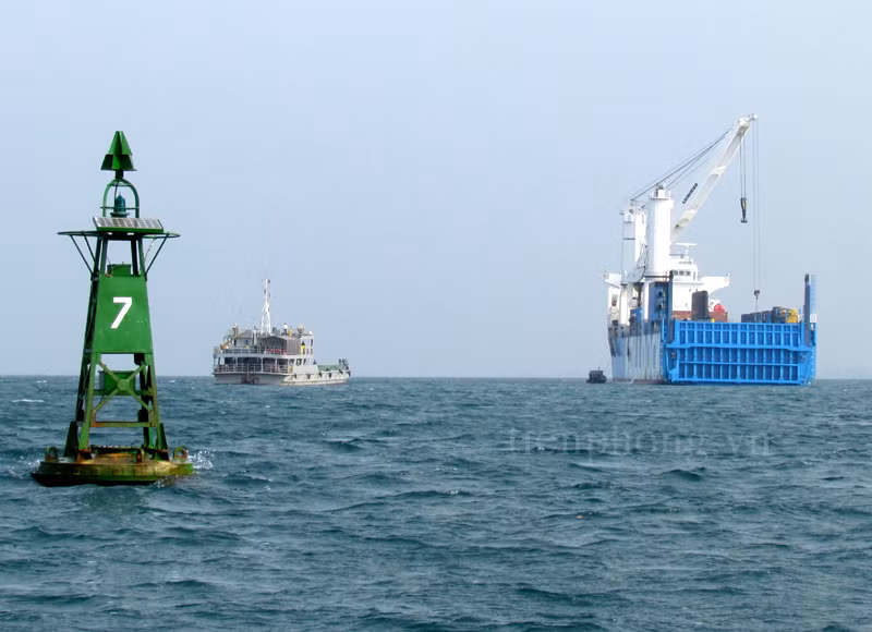 Tàu Rolldock neo gần phao số 7