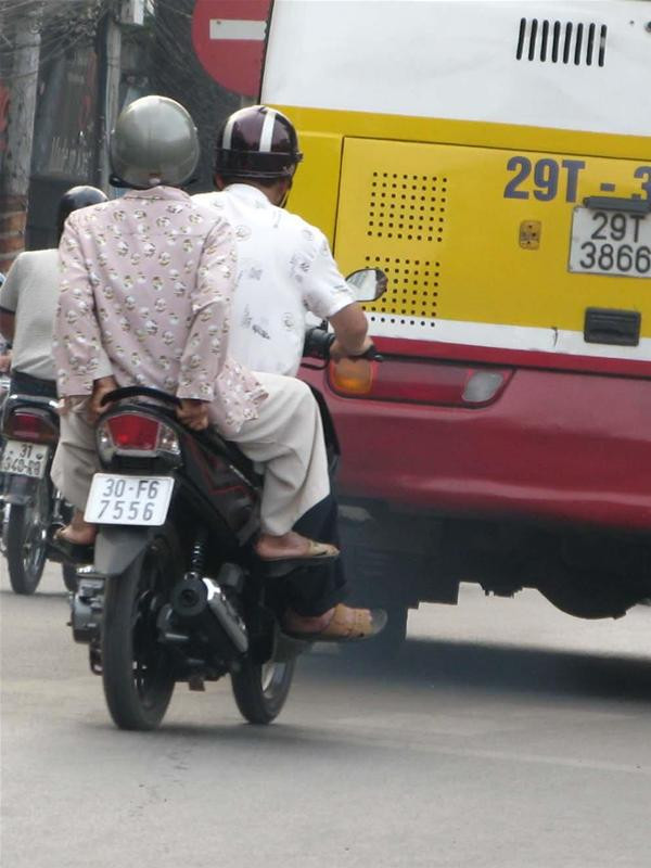 Chỉ biết người đi đường thì vẫn phải “chịu trận” mỗi khi xe buýt nhấn ga rời điểm đón khách hoặc chuẩn bị vượt.