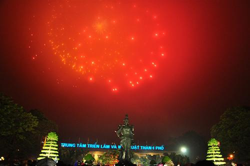 Pháo hoa bên tượng đài Lê Chân, Hải Phòng. Ảnh : Công Khanh Ảnh : Công Khanh