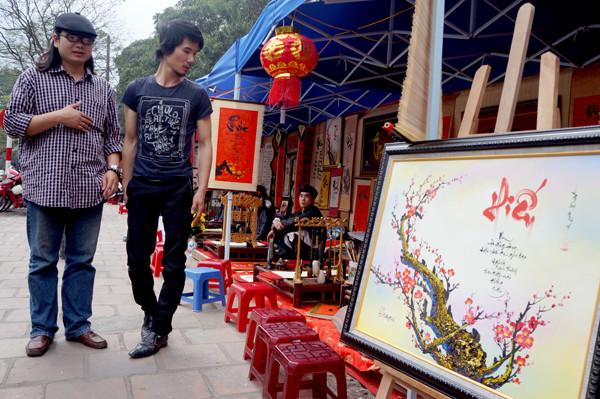 Những bức tranh được bày bán tại 'phố ông đồ'