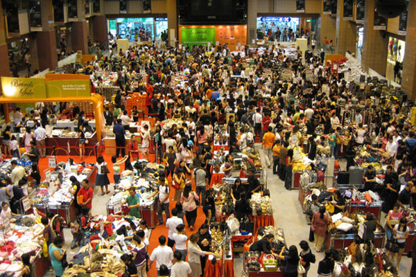 Các trung tâm mua sắm ở Singapore lúc nào cũng đông khách. Ảnh: VTV. Các trung tâm mua sắm ở Singapore lúc nào cũng đông khách. Ảnh: VTV