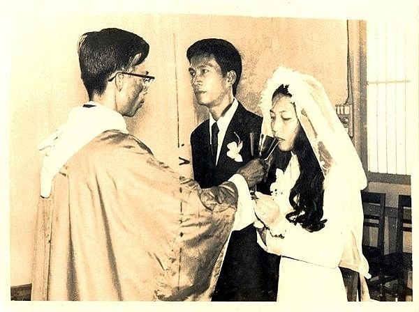 Theo lời kể của cô con gái có nickname Captain Bear thì xưa, mẹ cô là tiểu thư đài các, bị ông ngoại ép gả cho nhà giàu sang. Trong ảnh là hình ảnh đám cưới của hai vợ chồng