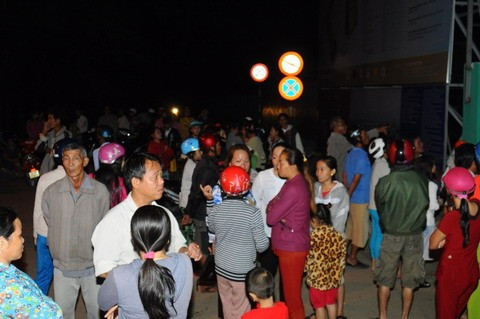 Người dân huyện Cần Giờ và người thân của các nạn nhân từ Bình Dương lo lắng tập trung bên bờ biển. (Ảnh: VNN) Bài viết: http://news.zing.vn/Ngat-xiu-cho-tin-con-mat-tich-o-bien-Can-Gio-post381410.html#home_featured.noibat Nguồn Zing News 