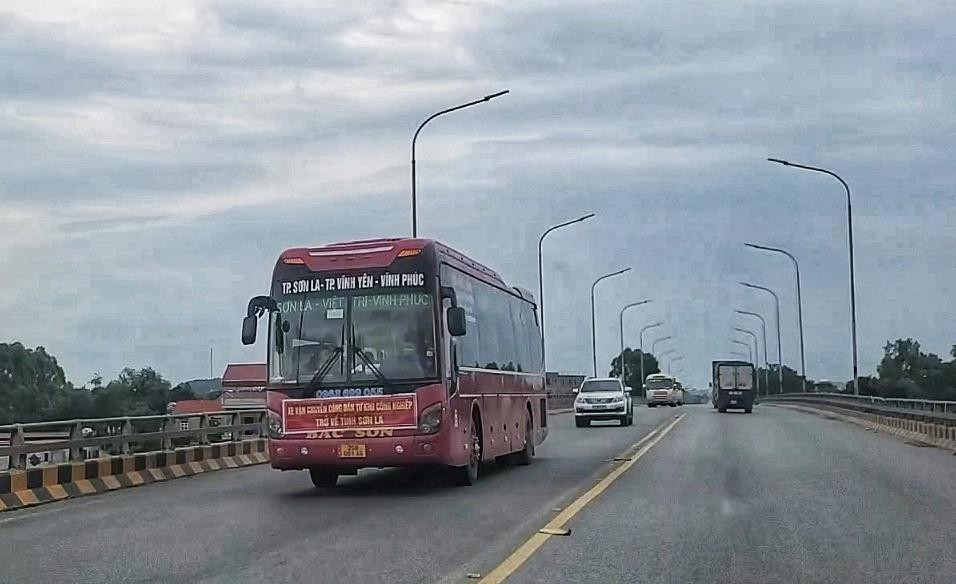 Đoàn xe chở công nhân tỉnh Sơn La làm việc tại Bắc Giang trên đường về quê