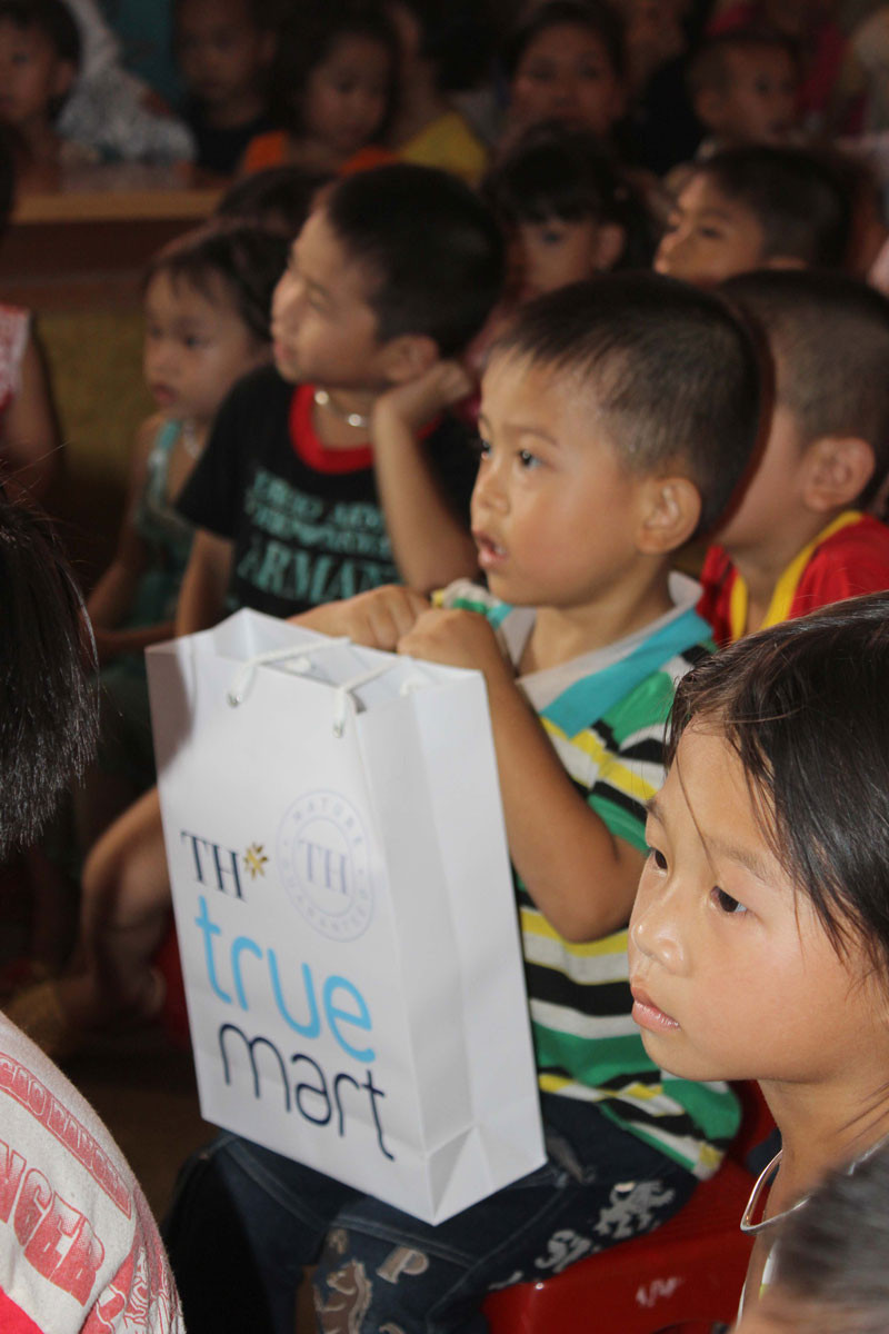 Các cháu ở xã Yên Bình chờ nhận quà