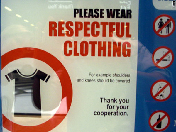 Bảng quy định hành khách mua sắm phải che phủ vai và đầu gối. Ảnh: CNN