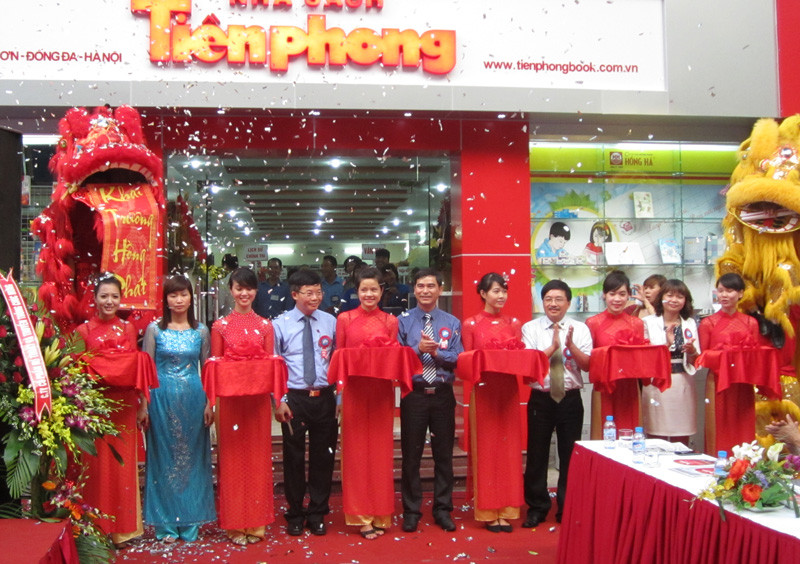 Lễ cắt băng khánh thành nhà sách Tiền Phong - Đại học Thủy lợi tại 175 Tây Sơn, Đống Đa, Hà Nội.