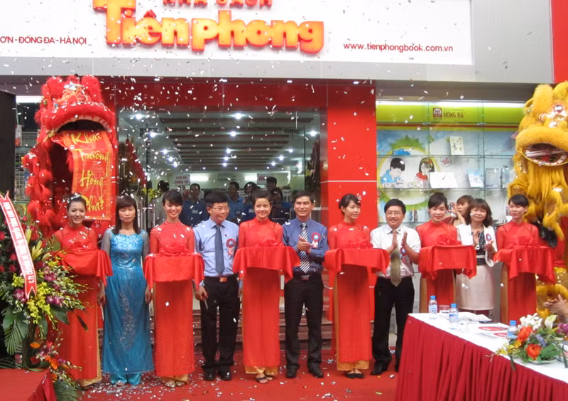 Lễ cắt băng khánh thành nhà sách Tiền Phong - Đại học Thủy lợi tại 175 Tây Sơn, Đống Đa, Hà Nội.