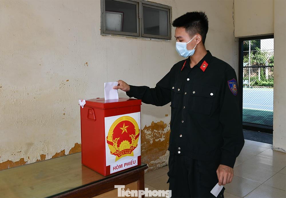 Trong khu cách ly tập trung này gồm có 29 cán bộ chiến sĩ phục vụ bỏ phiếu trước
