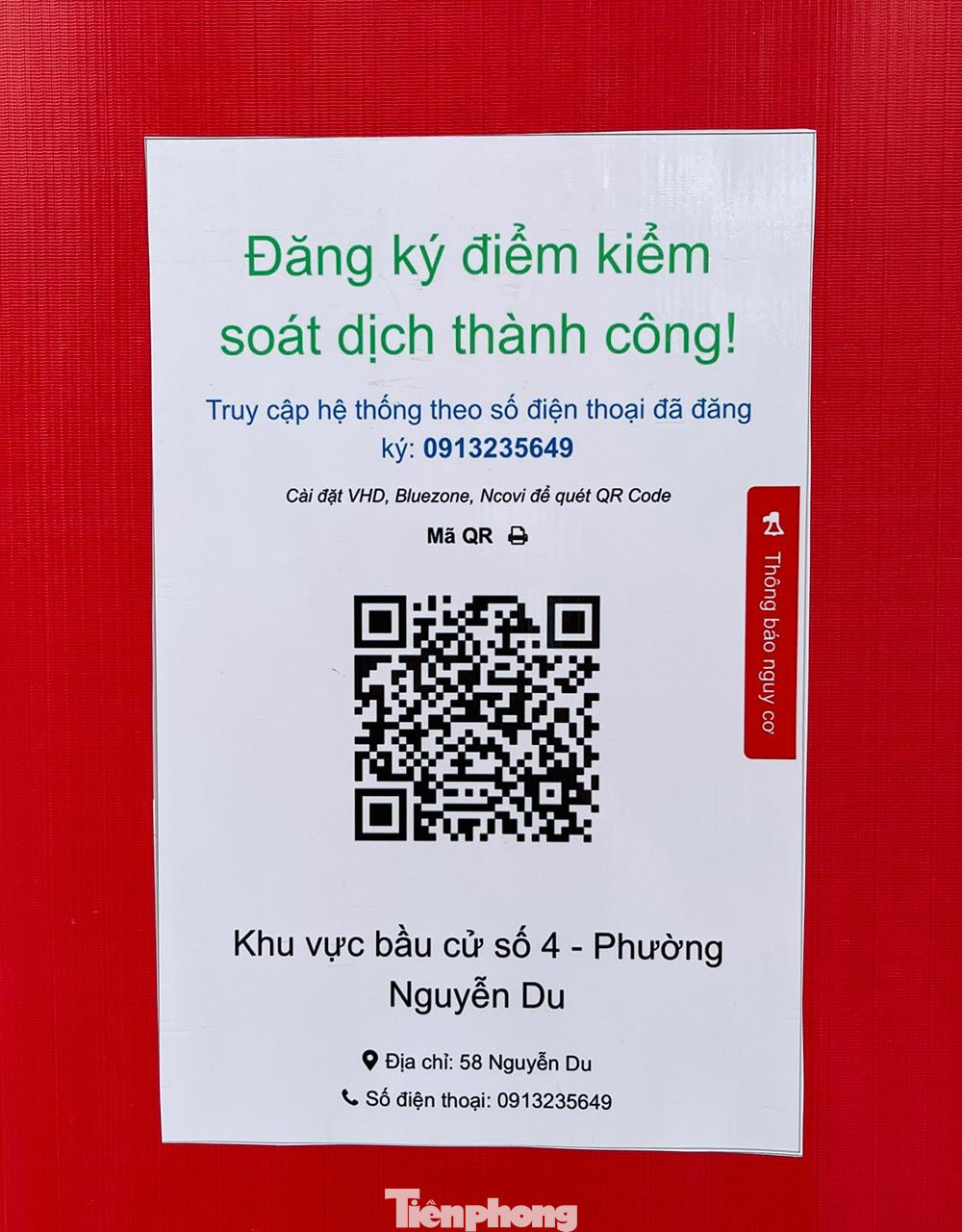 Trước khi vào khu vực bỏ phiếu mọi người đều phải khai báo y tế qua app bằng mã QR