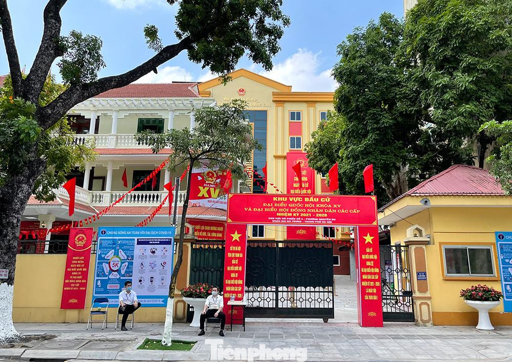 Bên ngoài khu vực bầu cử số 4, phường Nguyễn Du, quận Hai Bà Trưng, đã hoàn tất việc trang hoàng, sẵn sàng chuẩn bị cho Ngày hội bầu cử vào ngay 23/5.