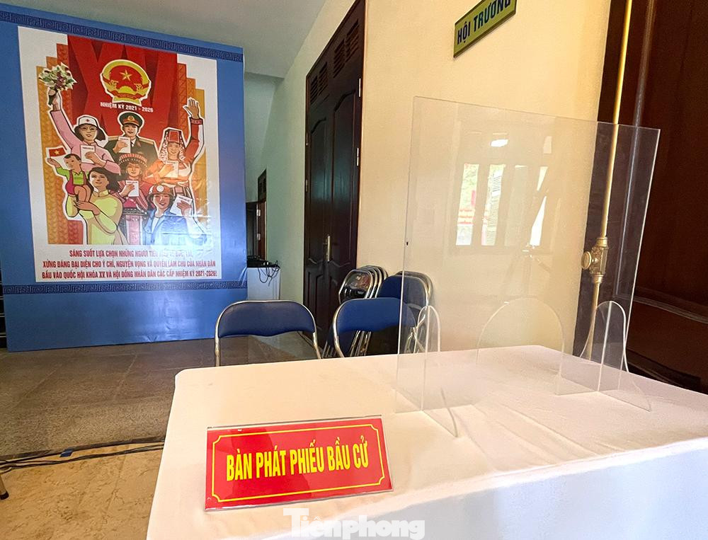 Phía bên trong là bàn phát phiếu bầu cử cho cử tri