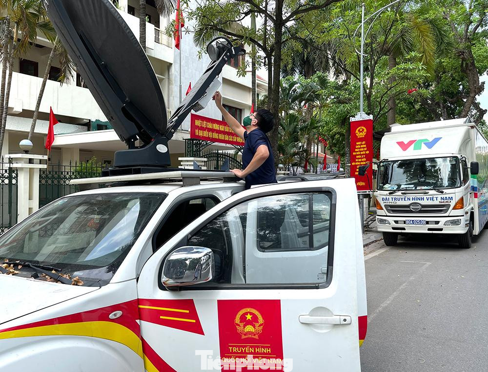 Các thiết bị đường truyền tín hiệu kết nối với máy quay đã được đảm bảo phục vụ cho buổi truyền hình trực tiếp vào sáng mai