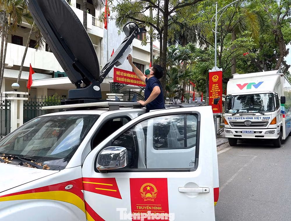 Các thiết bị đường truyền tín hiệu kết nối với máy quay đã được đảm bảo phục vụ cho buổi truyền hình trực tiếp vào sáng mai