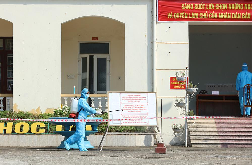 Lực lượng y tế phun khử khuẩn quanh khu vực bỏ phiếu đảm bảo cho công tác phòng chống dịch.