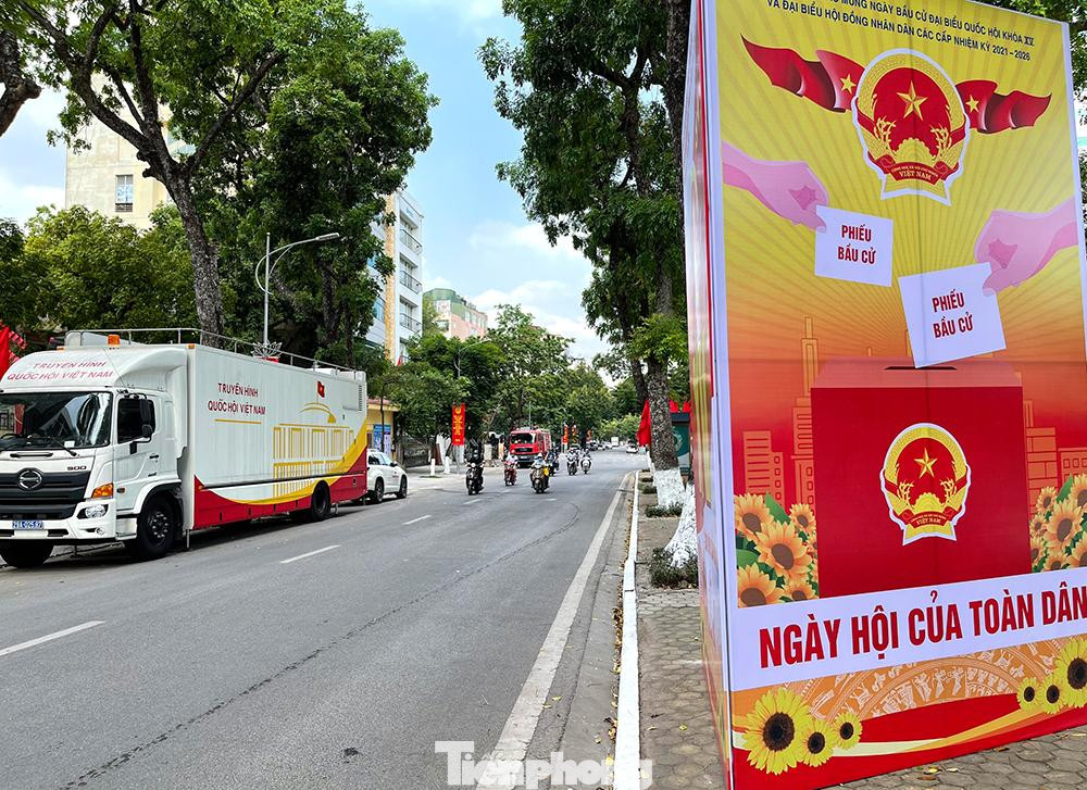 Dọc con đường Nguyễn Du được trang hoàng Panô, áp phích cỡ lớn để tuyên truyên cho Ngày hội non sông.