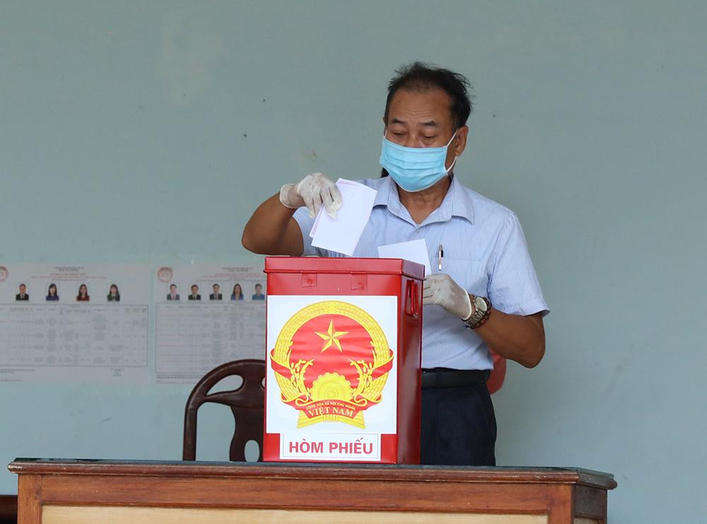 Tham gia bầu cử tại khu vực bỏ phiếu này có hơn 1.100 cử tri là cán bộ, nhân viên, chiến sĩ 4 cơ quan Bộ CHQS tỉnh, các phân đội trực thuộc, Trung đoàn 833, lực lượng Công an, Y tế đang thực hiện nhiệm vụ quản lý, phục vụ và công dân đang cách ly y tế tại 4 khu cách ly tập trung của tỉnh.