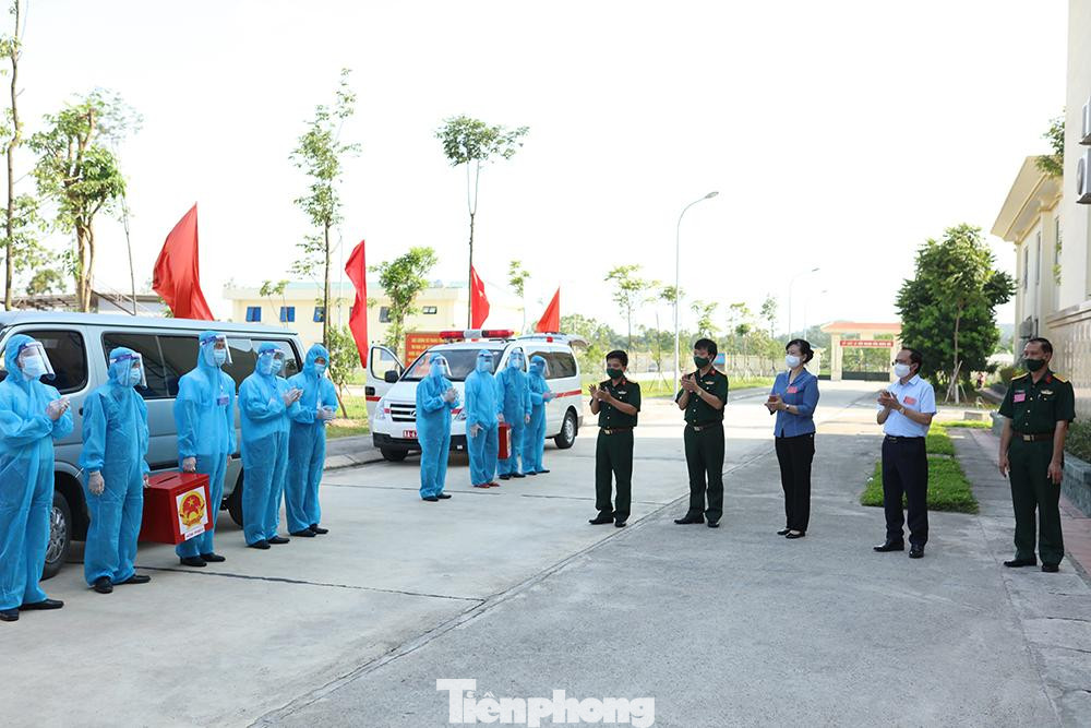 Bí thư Tỉnh ủy Bắc Ninh Đào Hồng Lan cùng các lãnh đạo tỉnh động viên các chiến sỹ vào nơi cách ly tập trung làm nhiệm vụ trong ngày bỏ phiếu bầu cử sớm