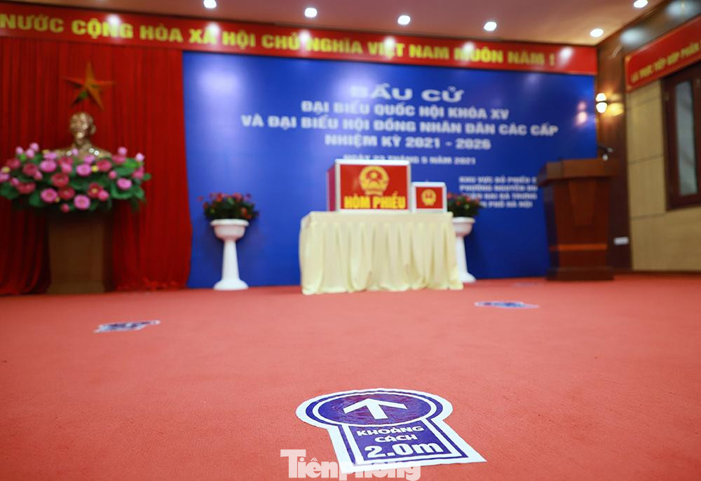 Ký hiệu cho cử tri giữ khoảng cách khi đi bỏ phiếu