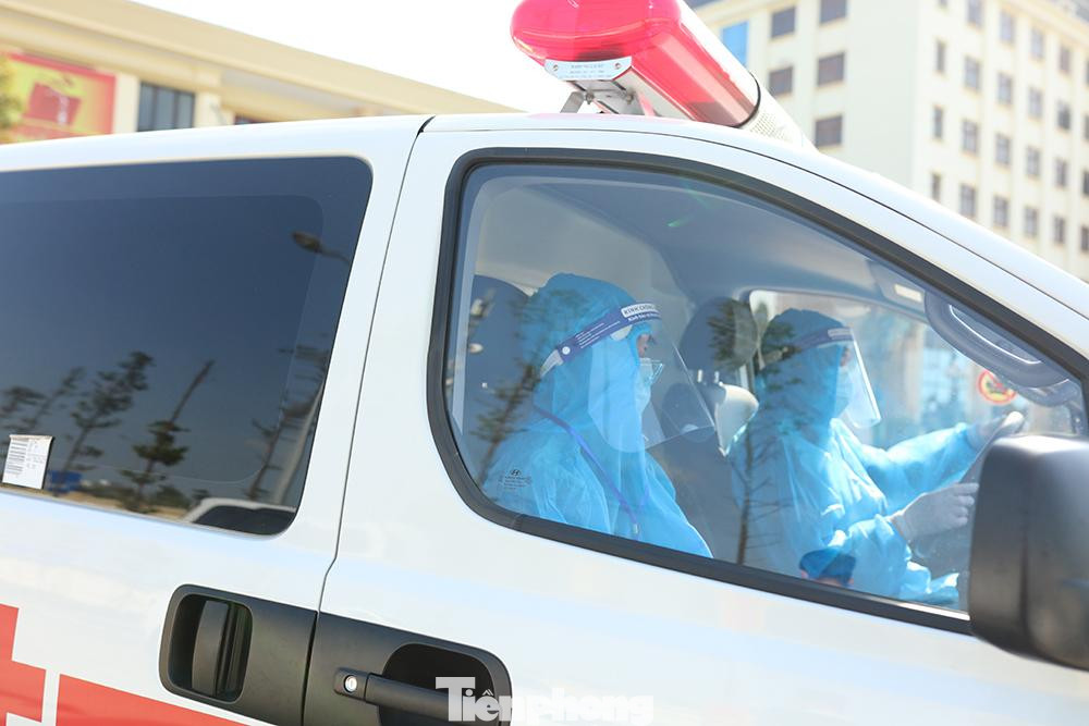 Sau khi các hòm phiếu bầu cử được khử khuẩn và niêm phong, các chiến sĩ lên đường đến điểm cách ly tập trung.