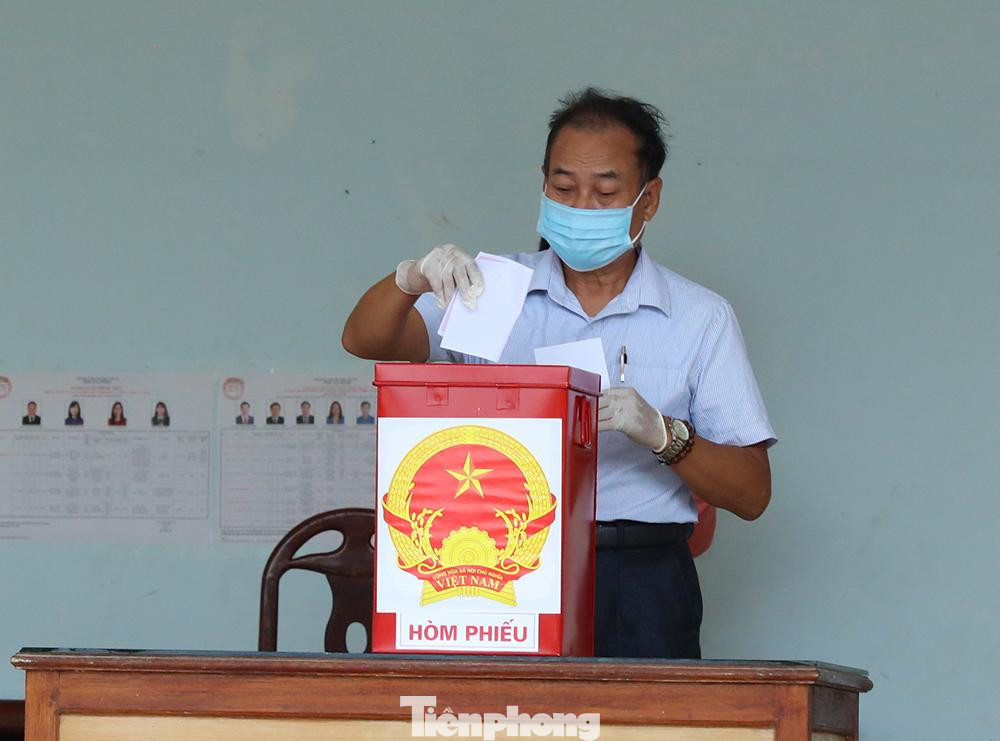 Tham gia bầu cử tại khu vực bỏ phiếu này có hơn 1.100 cử tri là cán bộ, nhân viên, chiến sĩ 4 cơ quan Bộ CHQS tỉnh, các phân đội trực thuộc, Trung đoàn 833, lực lượng Công an, Y tế đang thực hiện nhiệm vụ quản lý, phục vụ và công dân đang cách ly y tế tại 4 khu cách ly tập trung của tỉnh.