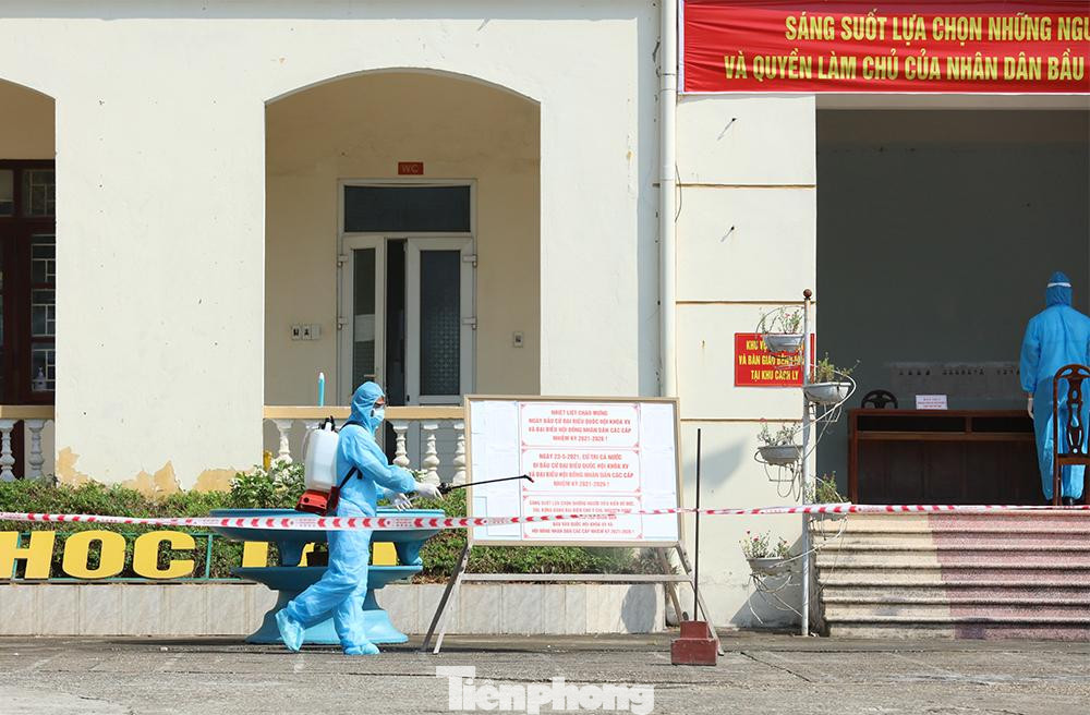 Lực lượng y tế phun khử khuẩn quanh khu vực bỏ phiếu đảm bảo cho công tác phòng chống dịch.