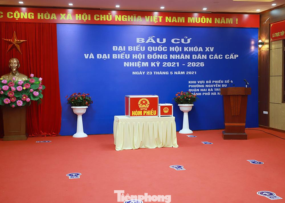 Trong điều kiện phòng chống dịch COVID-19, cử tri vào phòng bỏ phiếu đều phải thực hiện nghiêm hướng dẫn 5K của Bộ Y tế, giữ khoảng cách 2m giữa từng người và lần lượt từng người đi bỏ phiếu