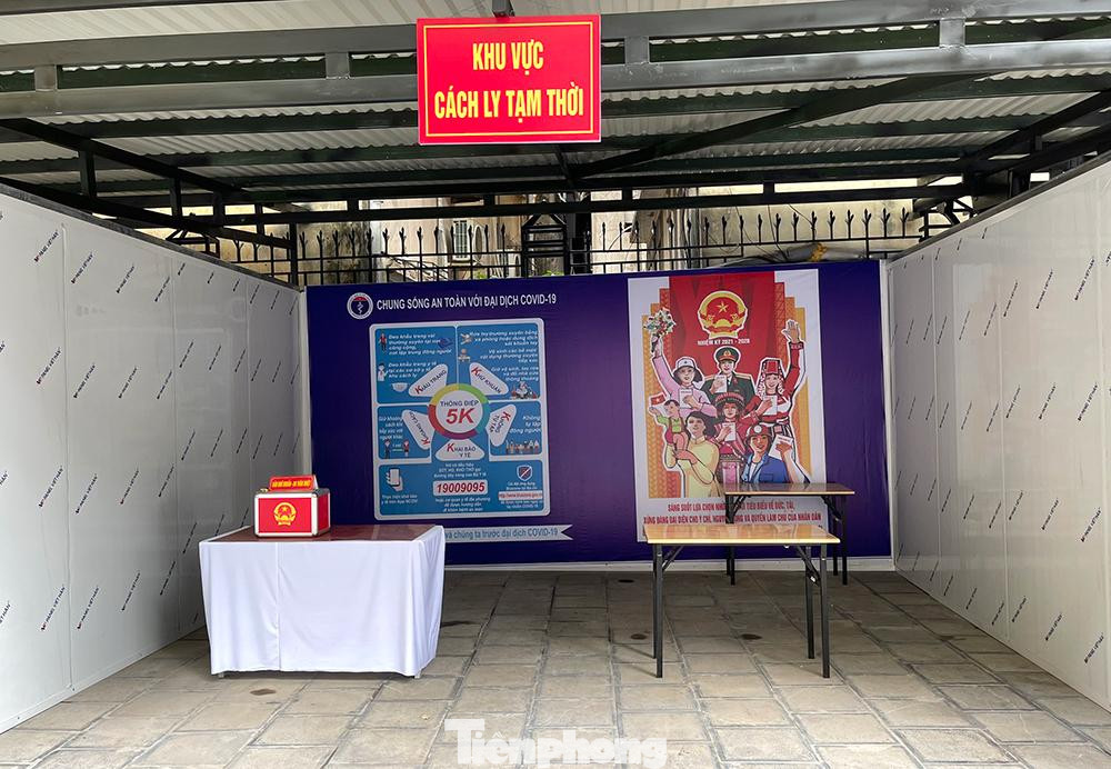 Ban chỉ đạo phòng , chống dịch COVID-19 phường Nguyễn Du đã xây dựng phương án đáp ứng với cấp độ dịch bệnh COVID-19, sẵn sàng cho buổi lễ khai mạc và cuộc bầu cử vào sáng mai.Trong ảnh: Khu vực cách ly tạm thời nếu có cử tri có thân nhiệt cao, được bố trí hòm phiếu để cử tri có thể bỏ phiếu tại đây.