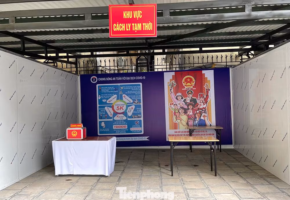 Ban chỉ đạo phòng , chống dịch COVID-19 phường Nguyễn Du đã xây dựng phương án đáp ứng với cấp độ dịch bệnh COVID-19, sẵn sàng cho buổi lễ khai mạc và cuộc bầu cử vào sáng mai.Trong ảnh: Khu vực cách ly tạm thời nếu có cử tri có thân nhiệt cao, được bố trí hòm phiếu để cử tri có thể bỏ phiếu tại đây.