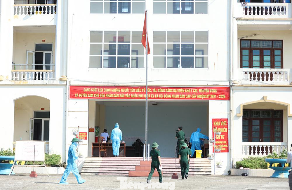 Các cử tri tiến hành bỏ phiếu sớm là chiến sỹ quân đội, công an, y bác sỹ phục vụ trong khu cách ly