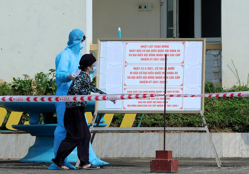 Hình ảnh bỏ phiếu tại một khu cách ly tập trung ở Bắc Ninh sáng nay. Trong ảnh: Một cử tri cao tuổi trong khu cách ly được cán bộ đưa vào khu vực bỏ phiếu. Ảnh: Như Ý
