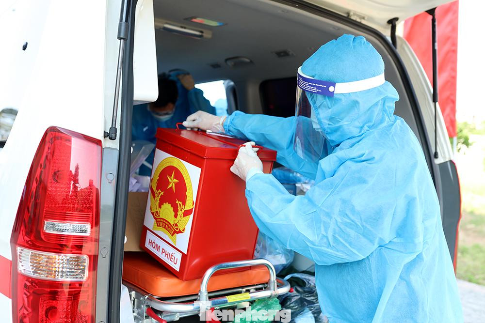 Các thùng phiếu được niêm phong và khử khuẩn trước khi đưa vào khu cách ly tập trung