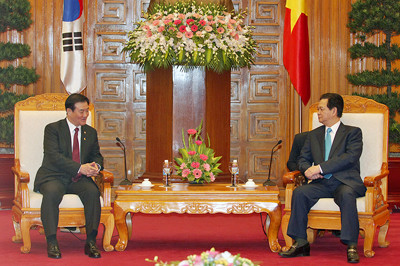 Hai nhà lãnh đạo trao đổi nhiều nội dung về hợp tác song phương. Ảnh: VGP/Nhật Bắc