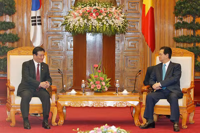 Hai nhà lãnh đạo trao đổi nhiều nội dung về hợp tác song phương. Ảnh: VGP/Nhật Bắc