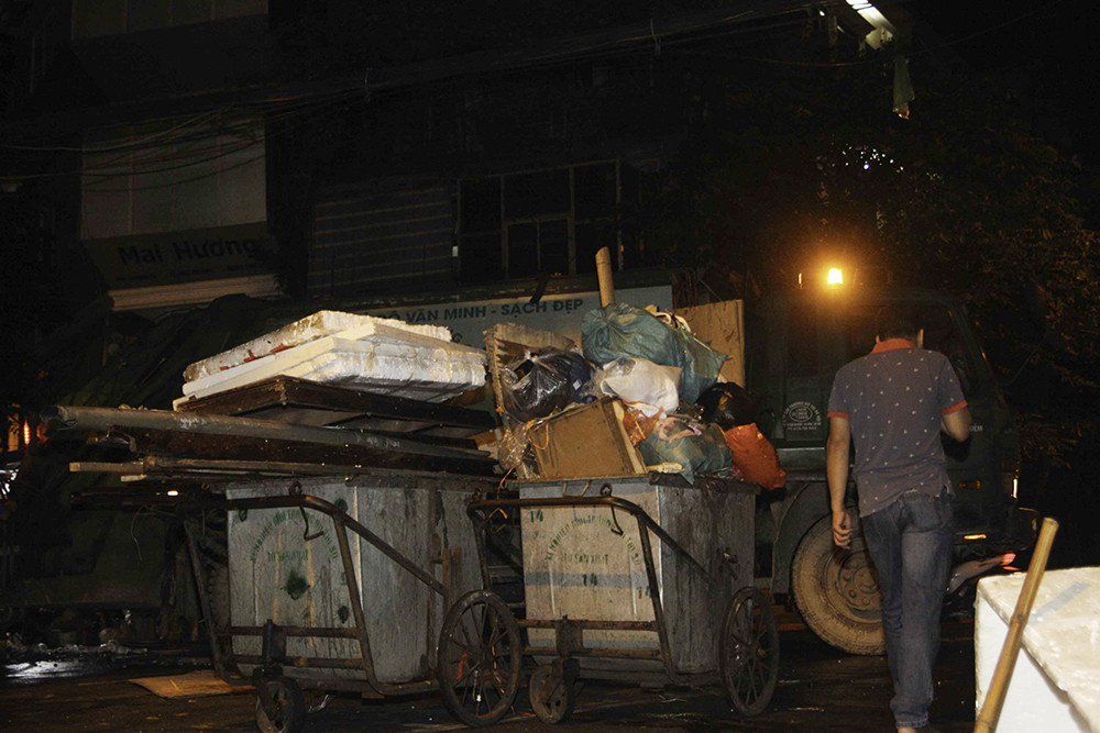 Đường phố Hà Nội ngập ngụa rác sau đêm Trung thu ảnh 7